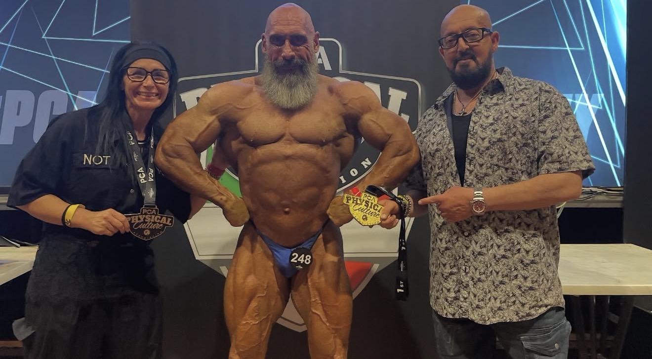 Stefania e Luigi con un atleta sul palco di gara